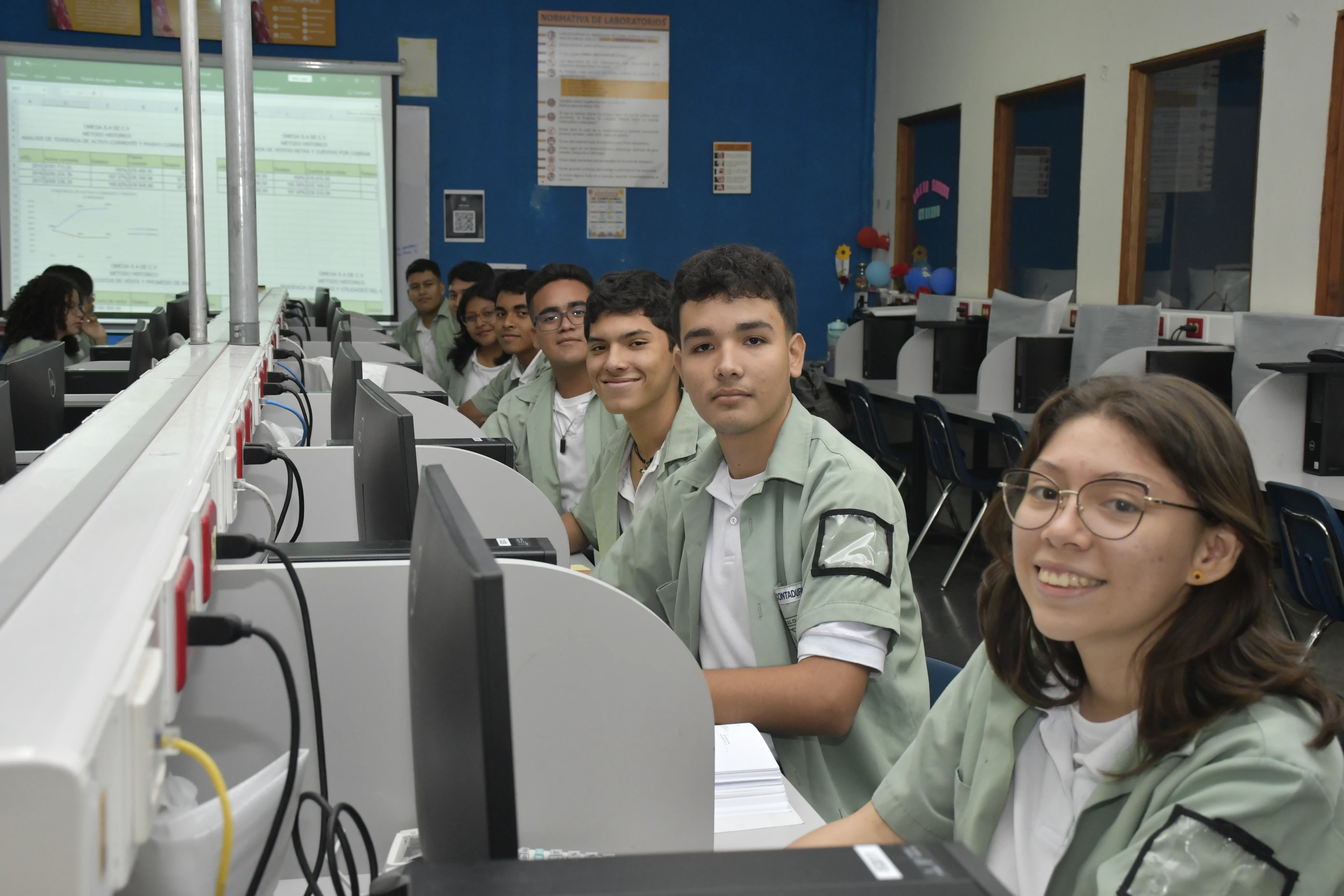 Estudiantes de Administrativo Contable trabajando en el laboratorio