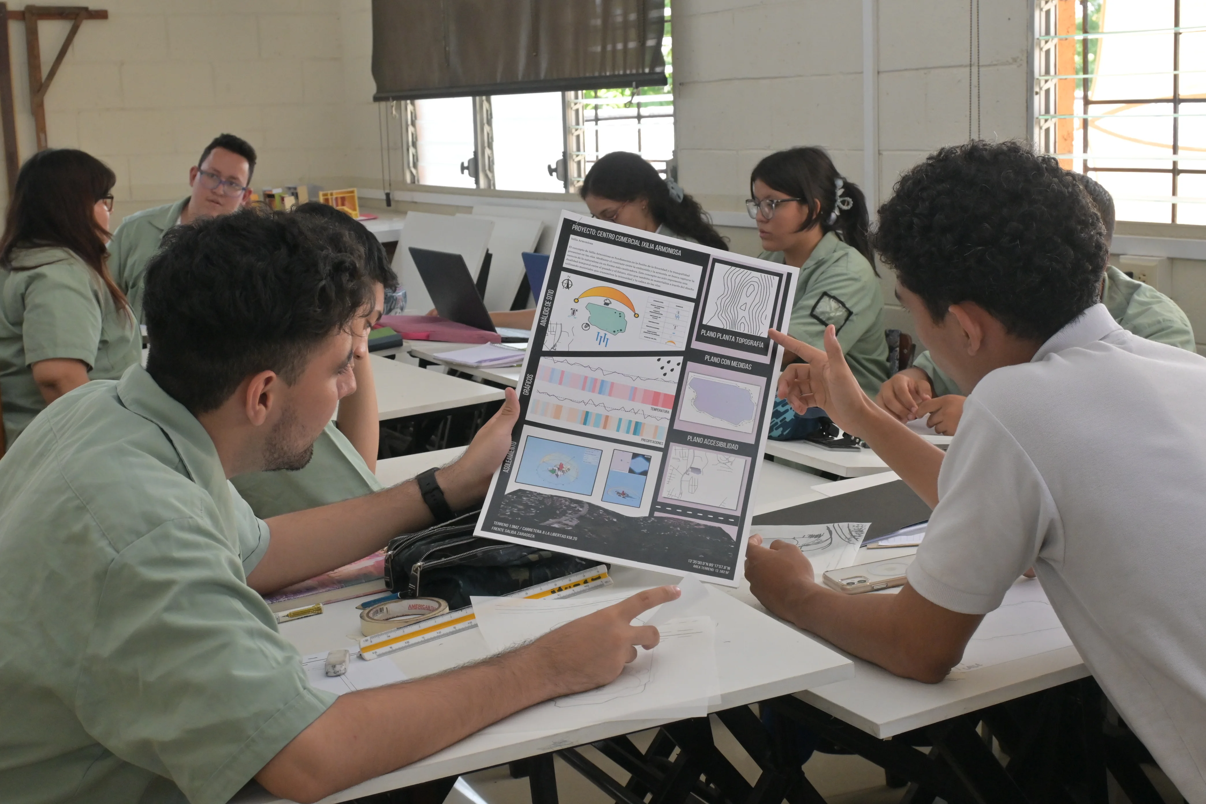 Estudiantes de Arquitectura en el laboratorio