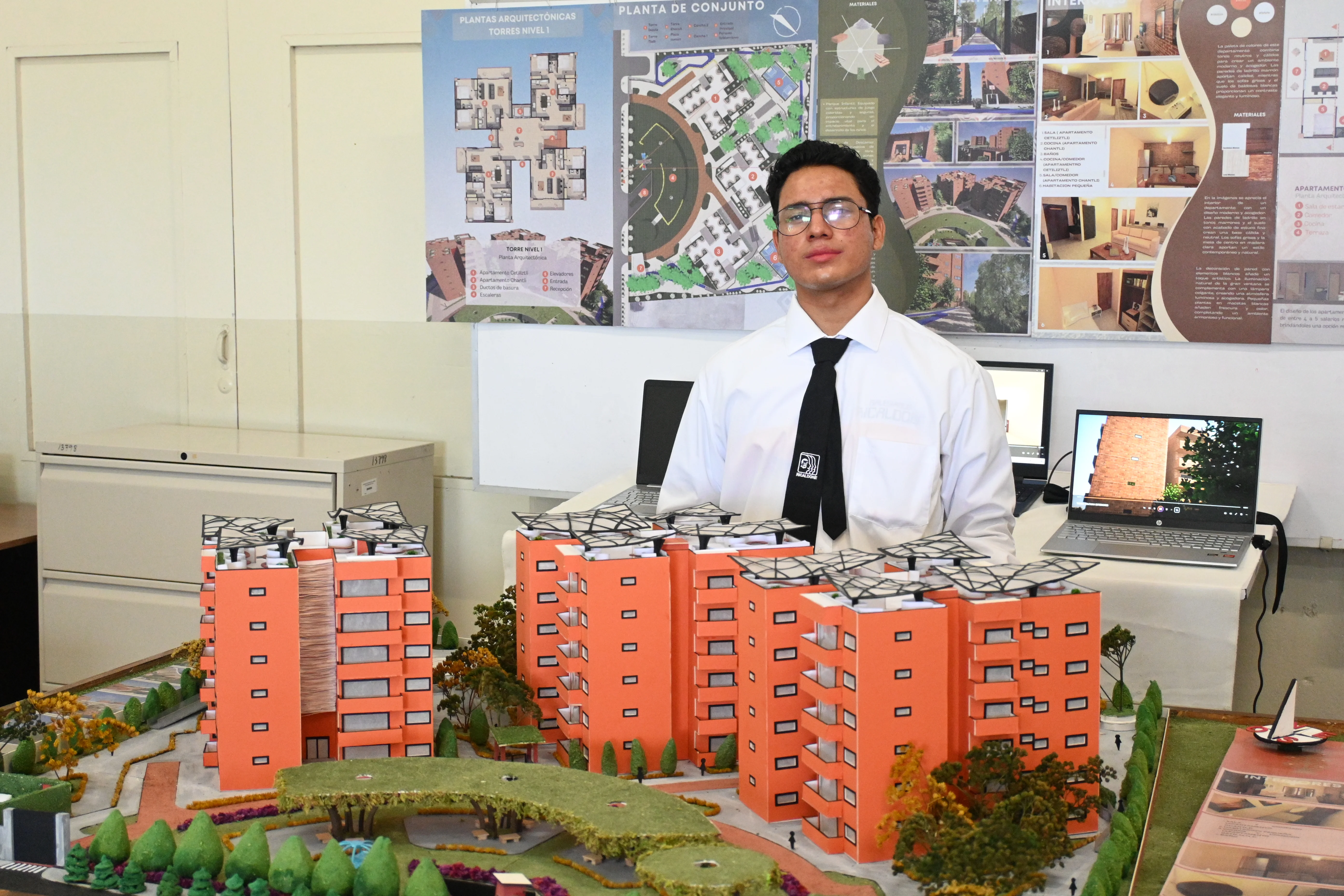 Estudiantes de Arquitectura en el laboratorio
