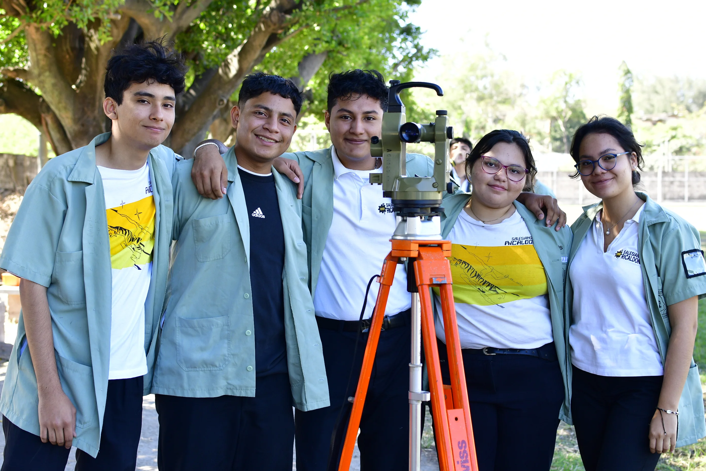Estudiantes de Arquitectura en el laboratorio