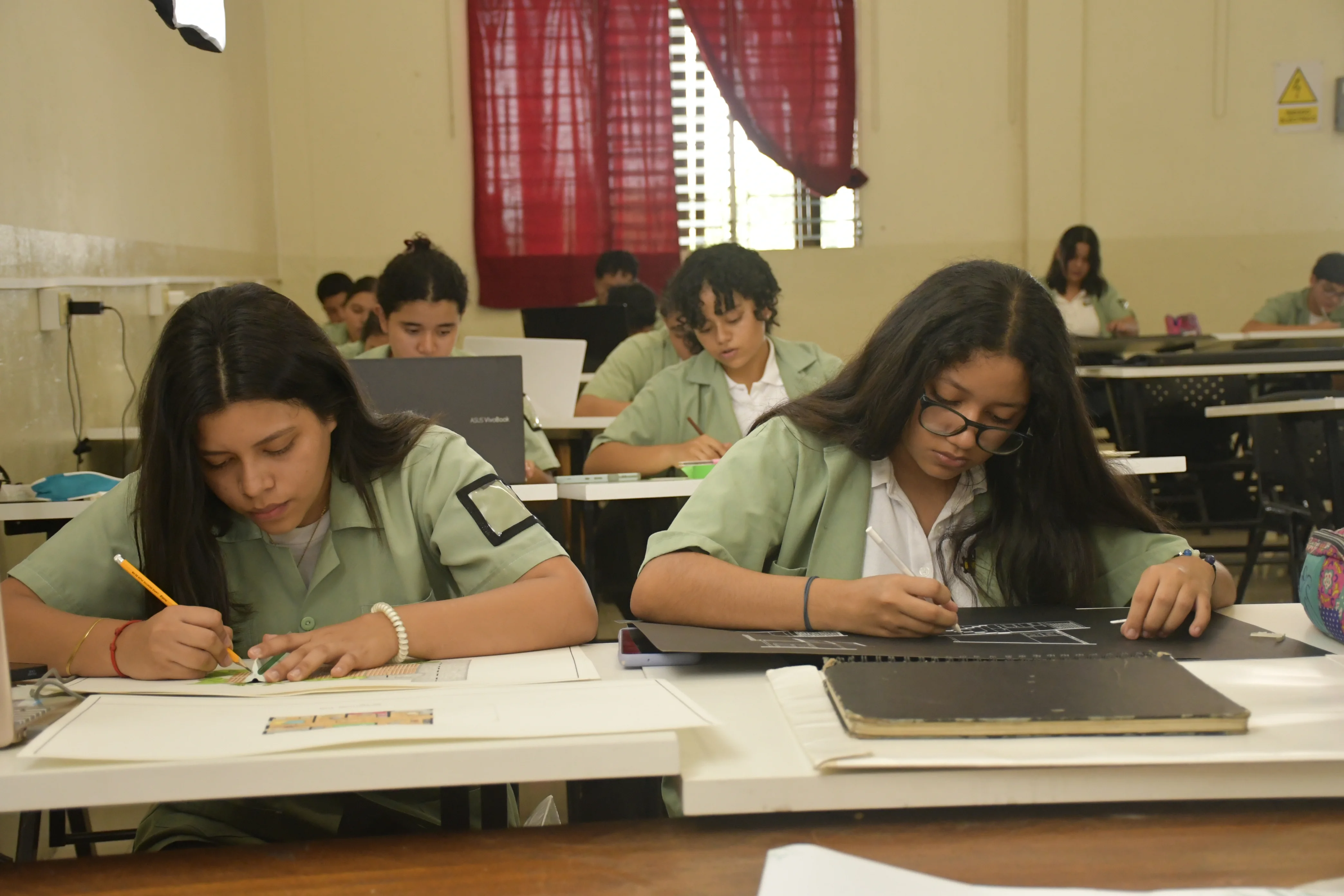 Estudiantes de Arquitectura en el laboratorio