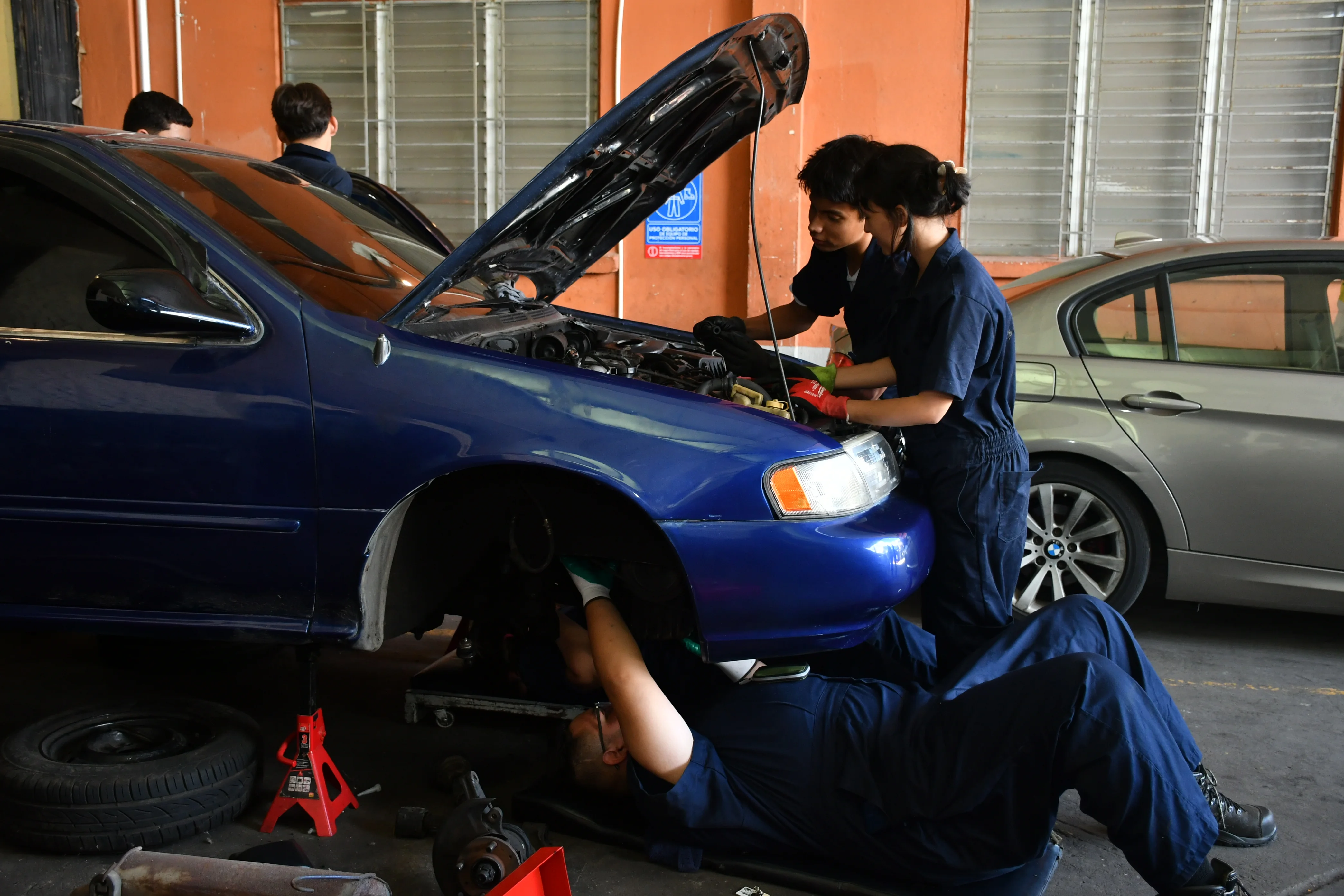 Estudiantes de Mantenimiento Automotriz en el taller