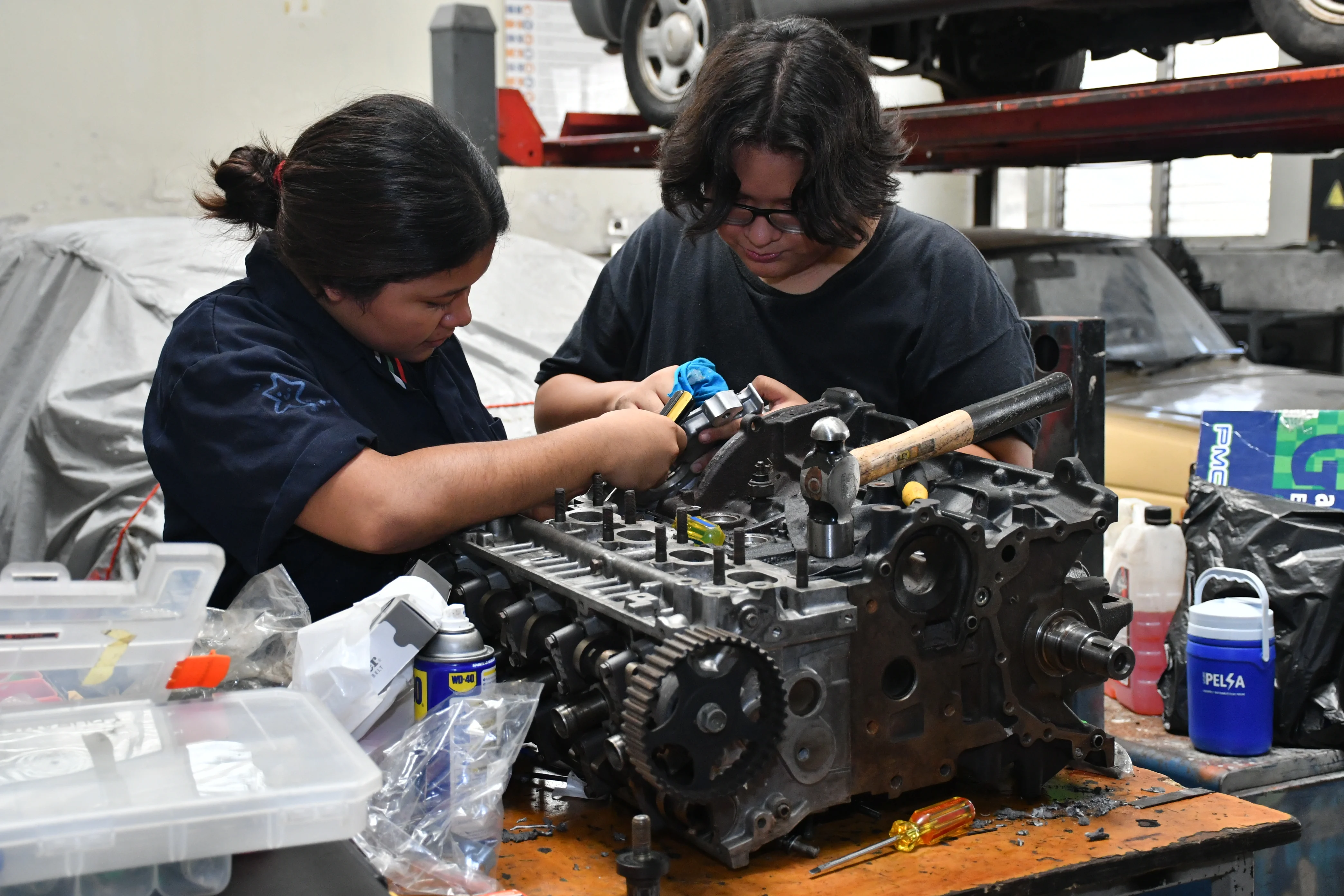 Estudiantes de Mantenimiento Automotriz en el laboratorio
