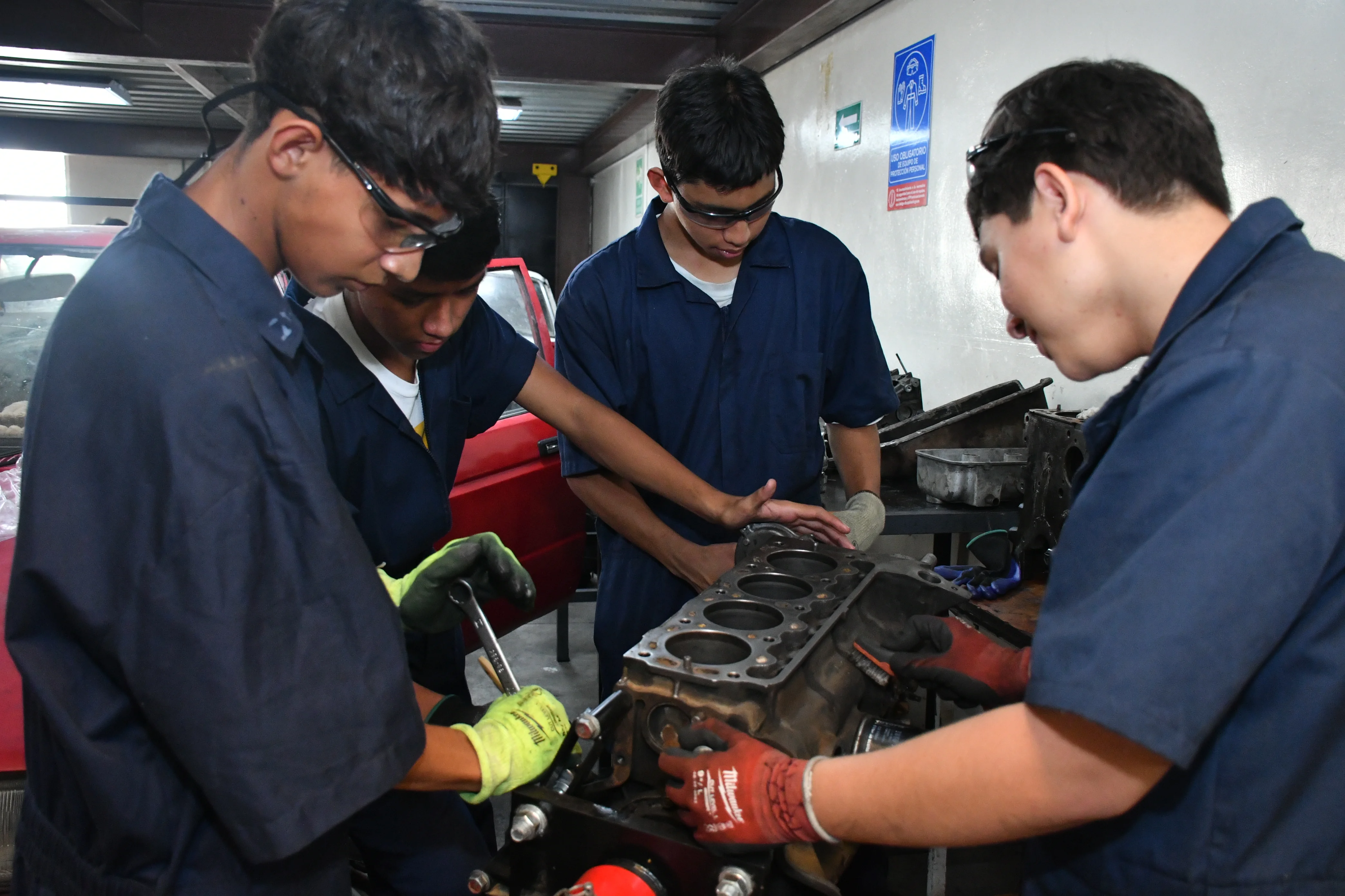 Estudiantes de Mantenimiento Automotriz realizando diagnóstico