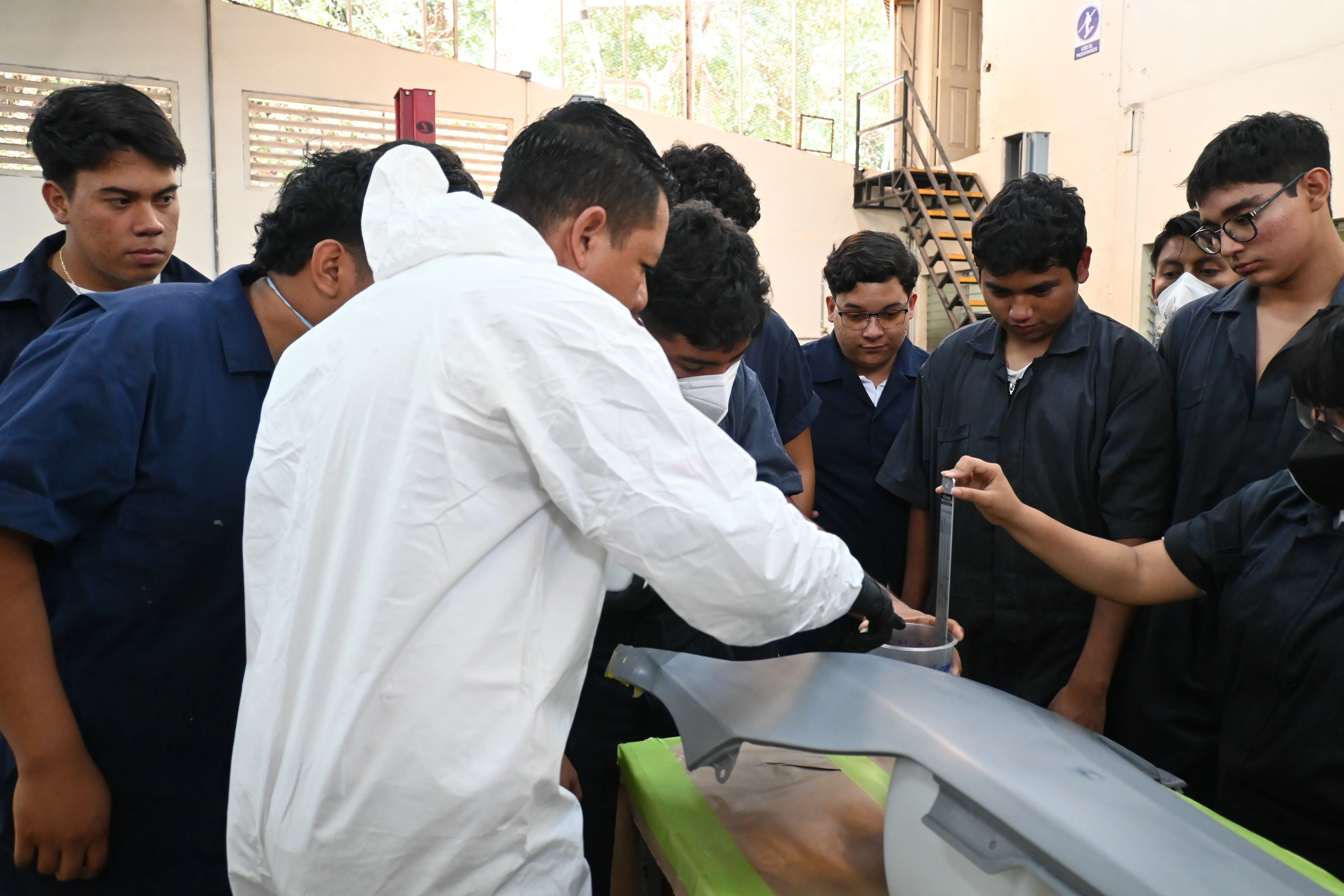 Estudiantes de Mantenimiento Automotriz realizando diagnóstico