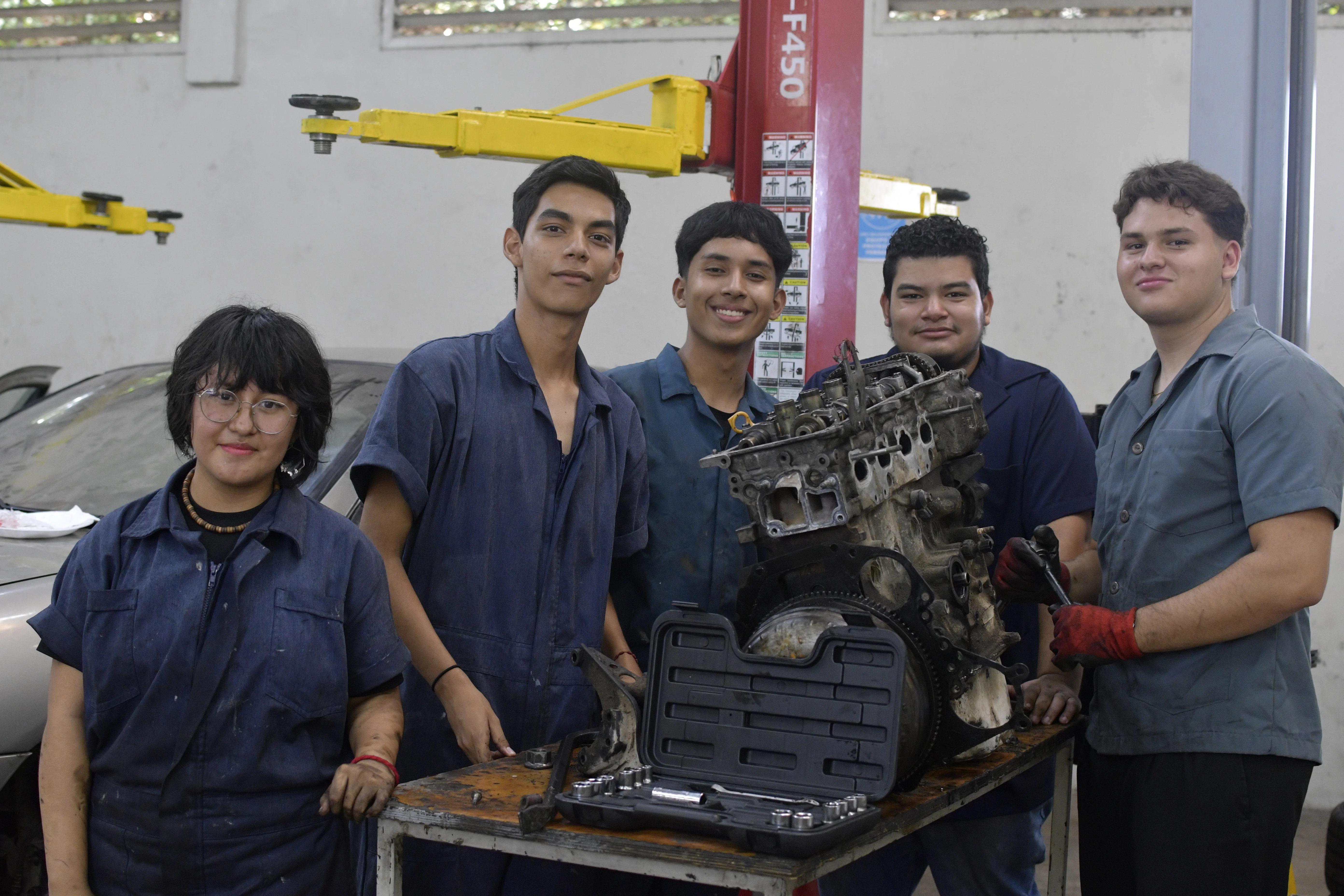 Estudiantes de Mantenimiento Automotriz realizando diagnóstico