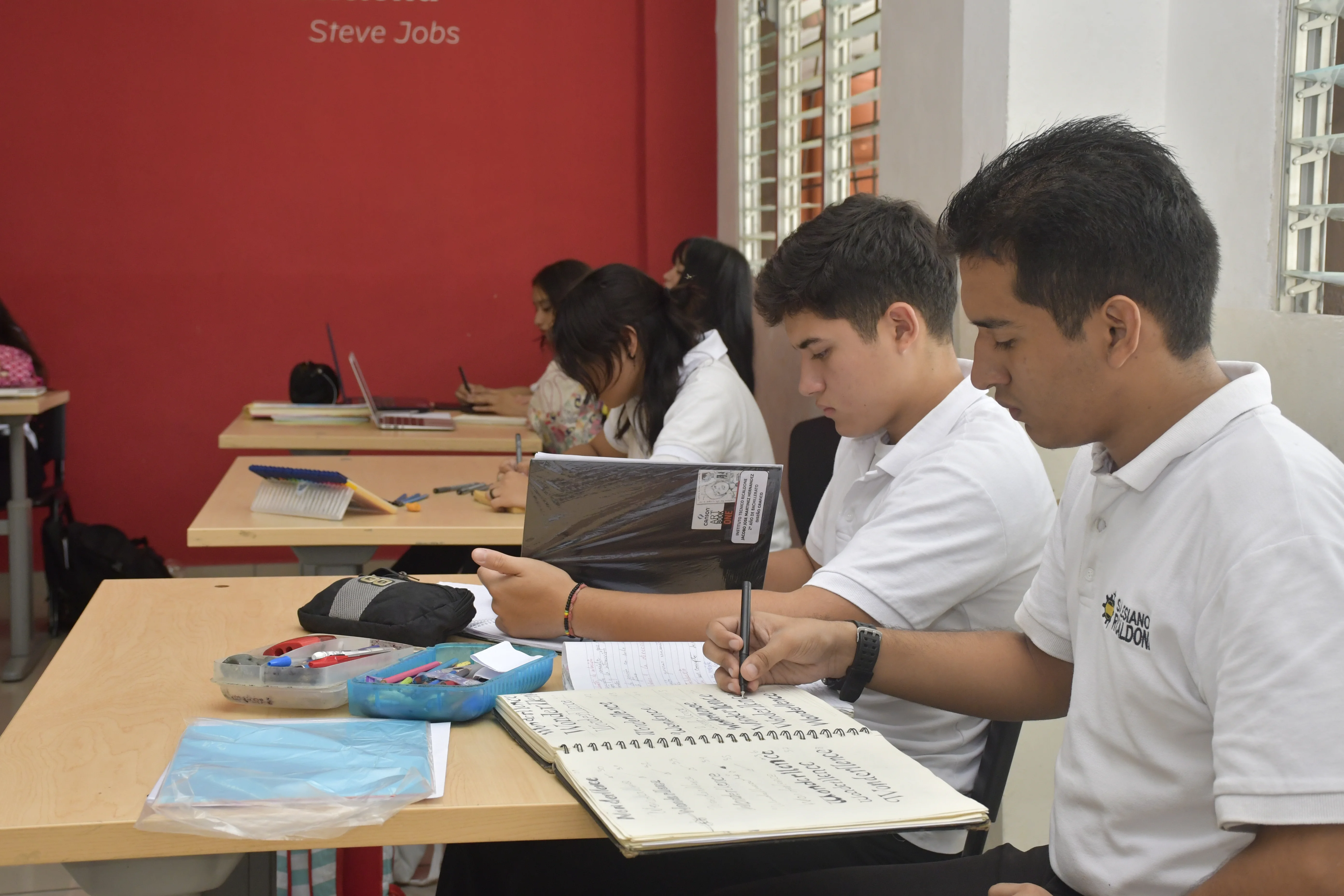 Estudiantes de Diseño gráfico en el laboratorio