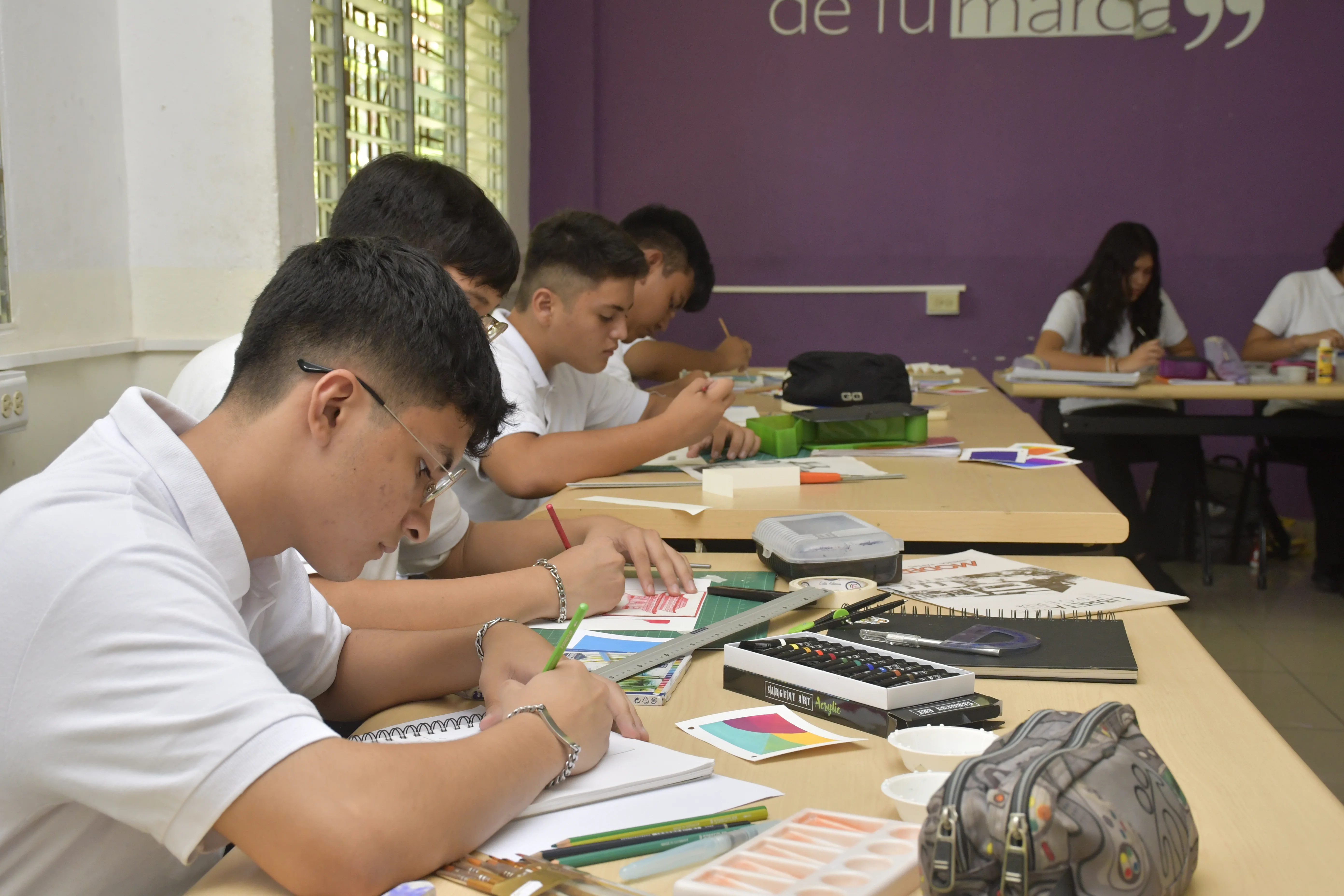 Estudiantes de Diseño gráfico en el laboratorio