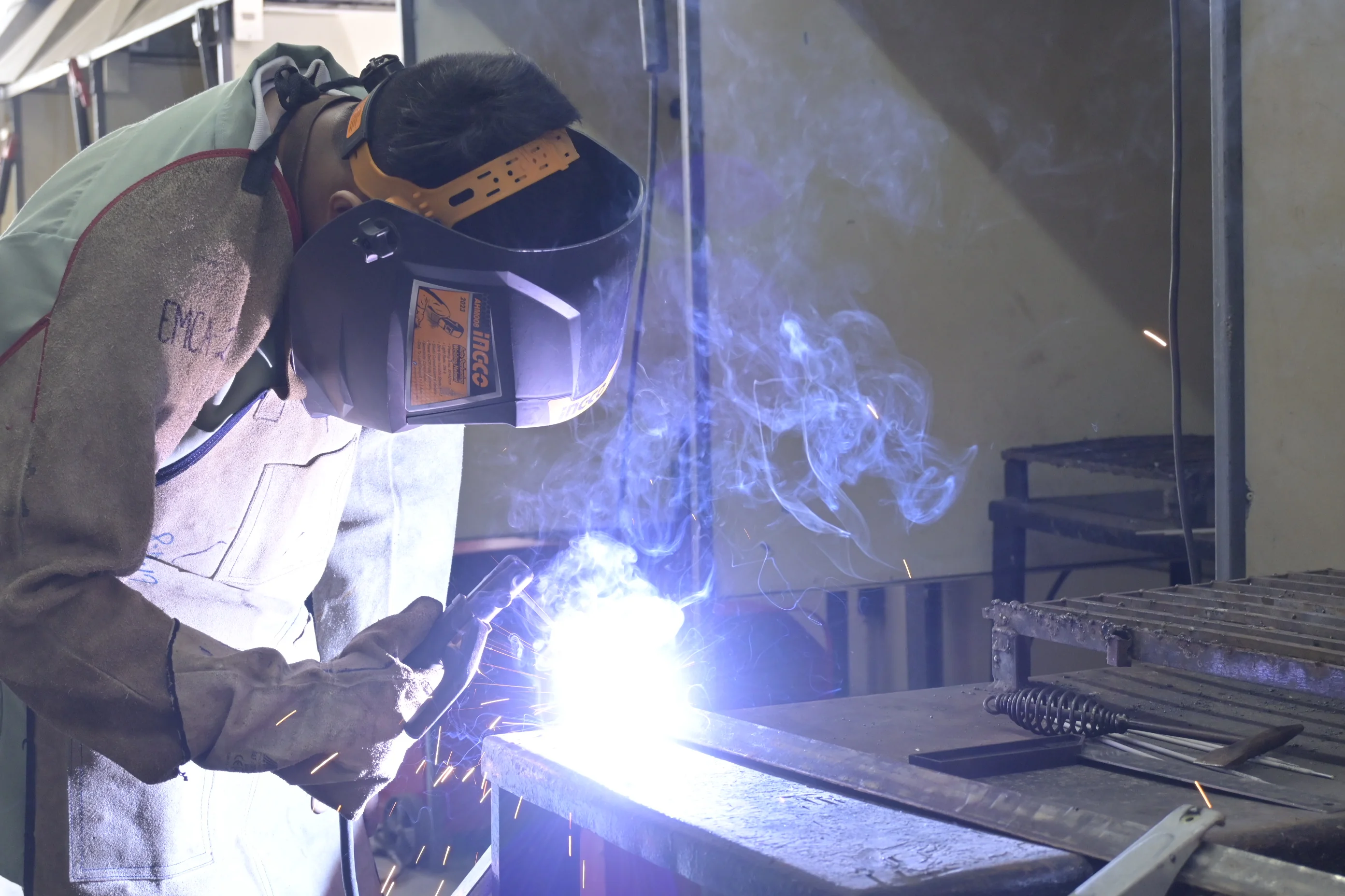 Estudiantes de Electromecánica en el taller