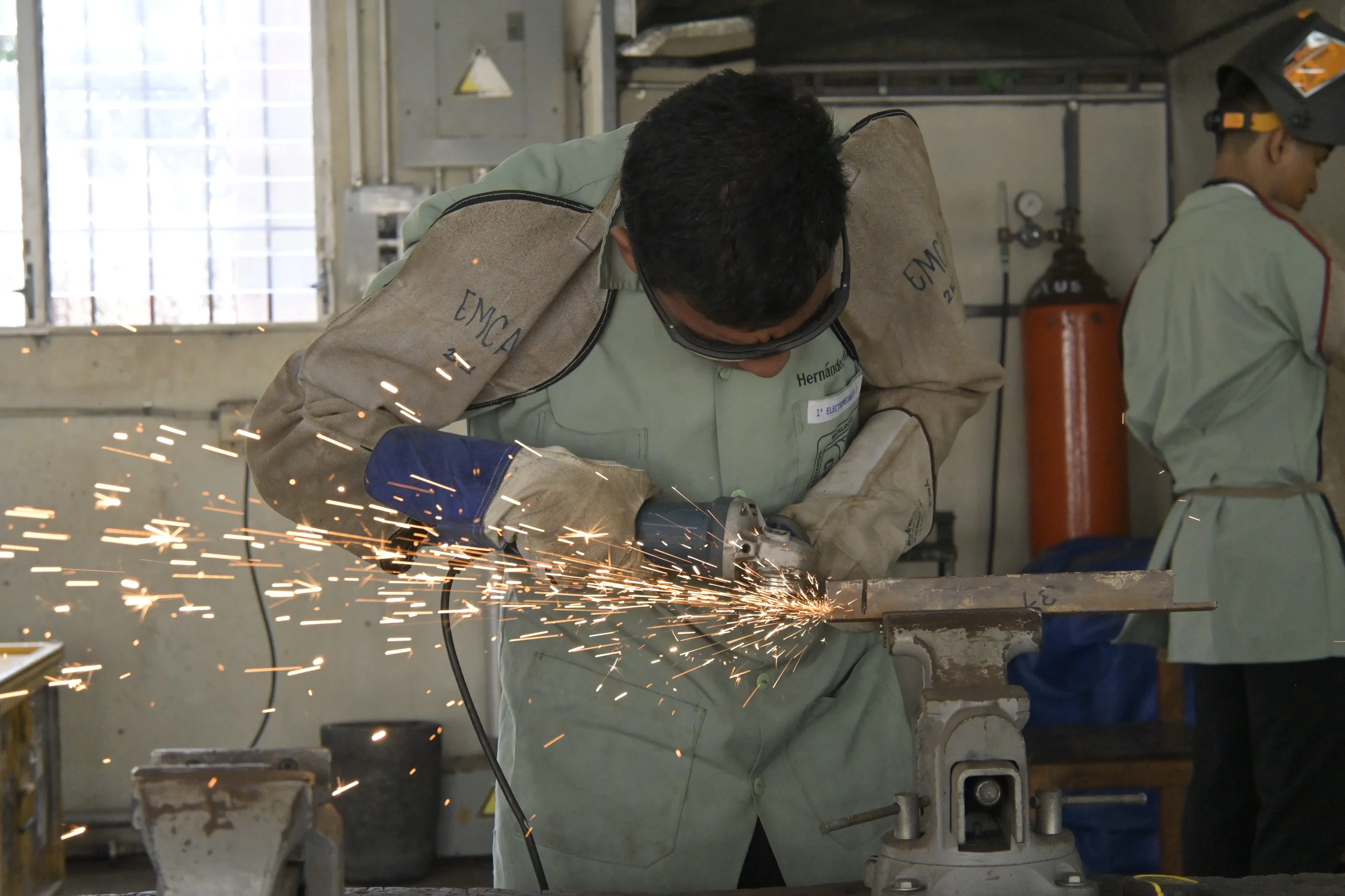 Estudiantes de Electromecánica en el laboratorio