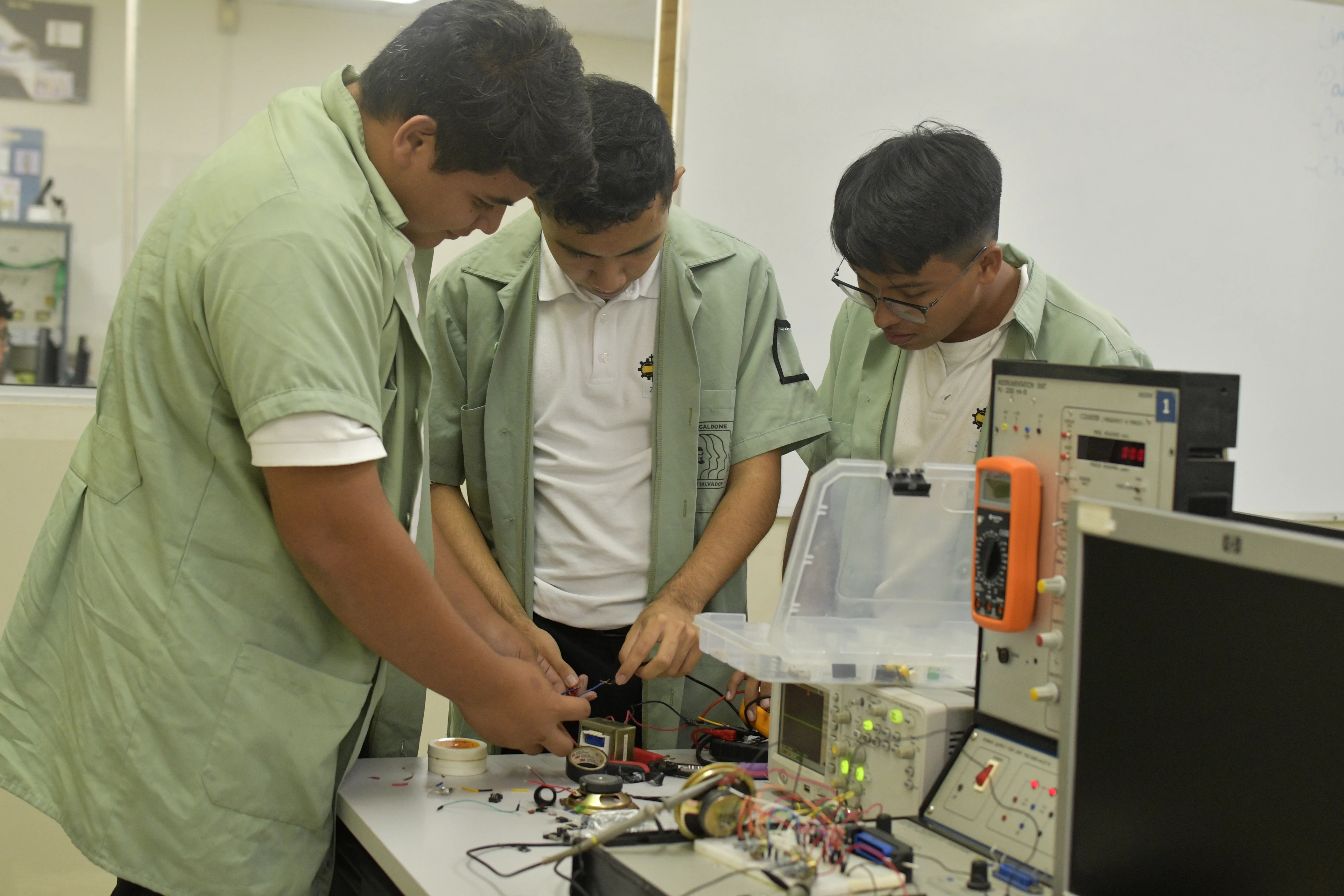 Estudiantes de Electrónica en el laboratorio