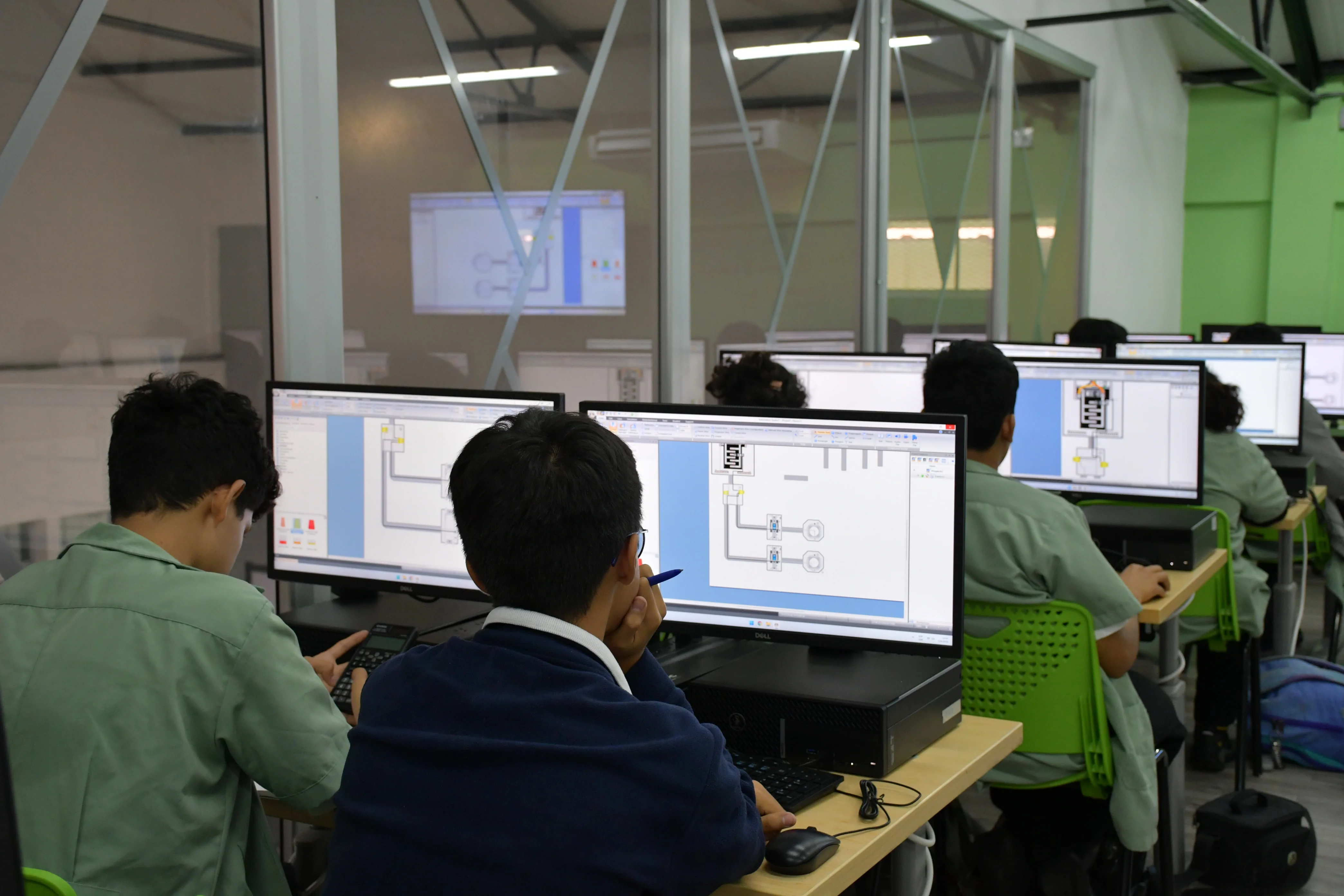 Estudiantes de Sistemas Eléctricos en el aula