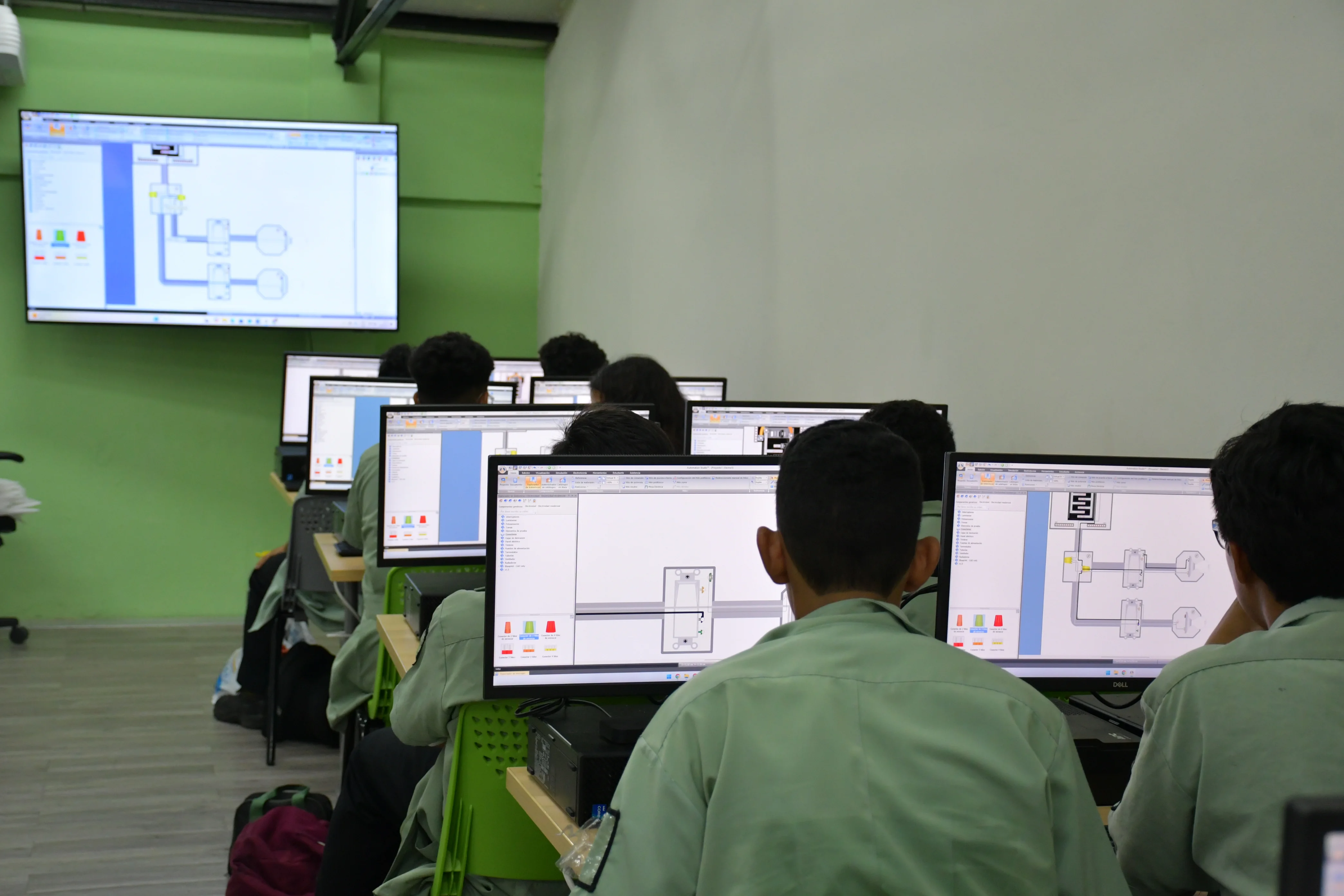 Estudiantes de Sistemas Eléctricos en el aula