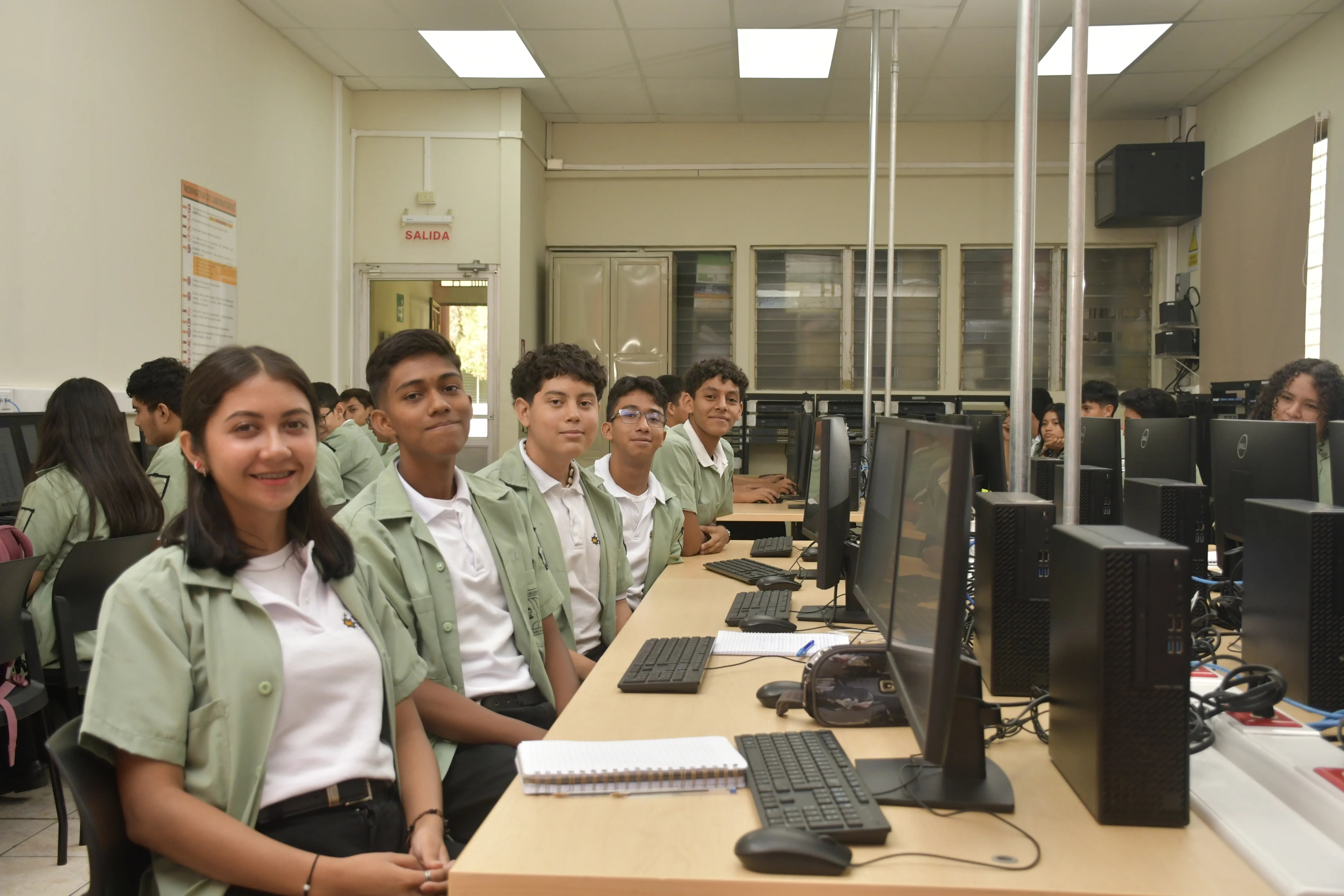 Estudiantes de Desarrollo de Software trabajando en proyectos