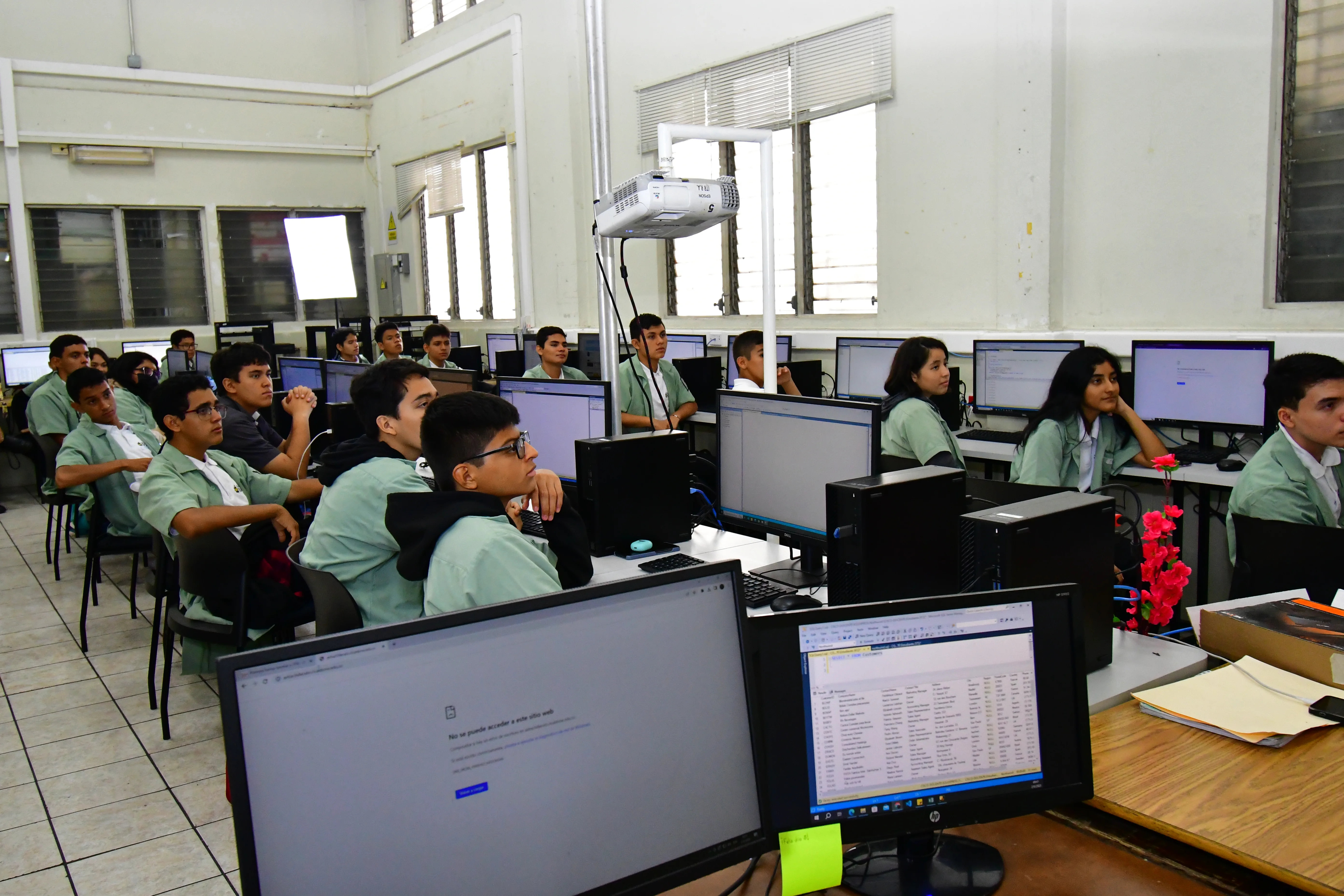 Estudiantes de Desarrollo de Software en el laboratorio