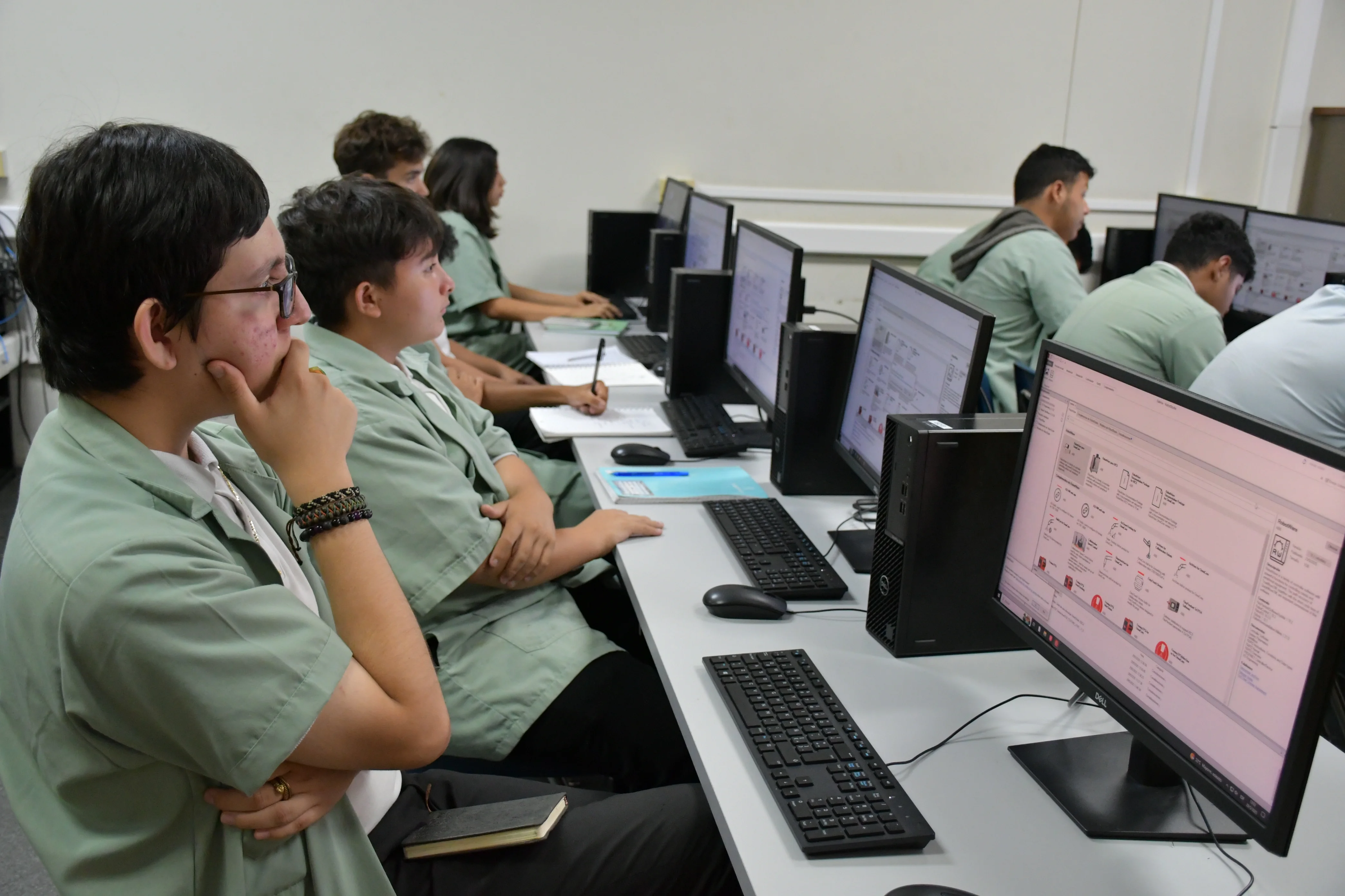 Estudiantes de Tercer Ciclo en el laboratorio