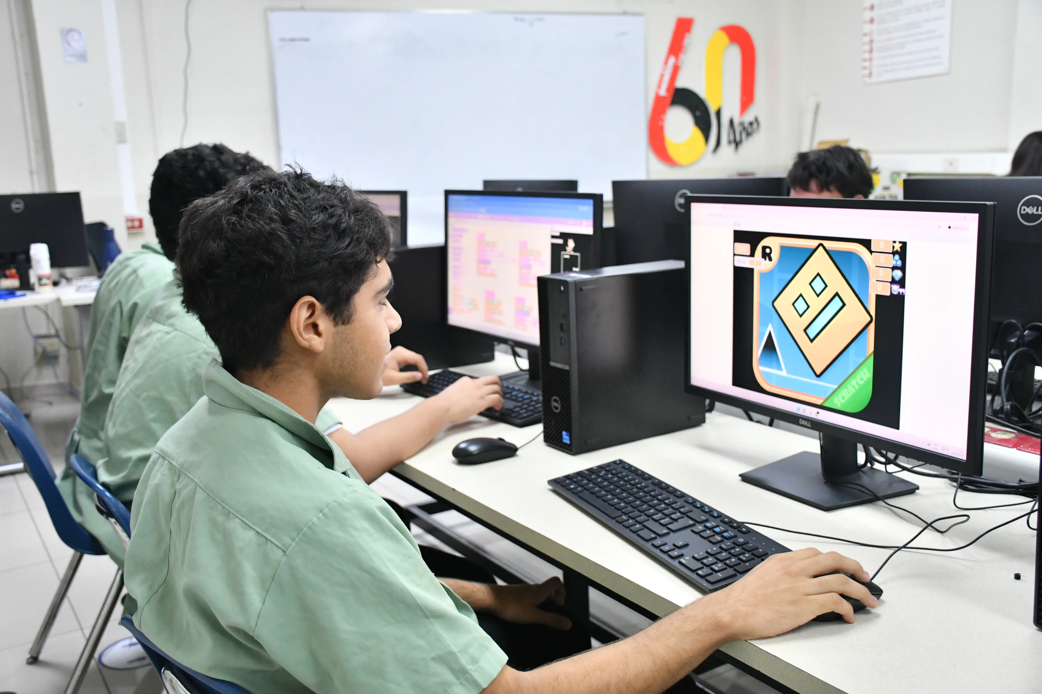 Estudiantes de Tercer Ciclo en clase de robótica con Arduino