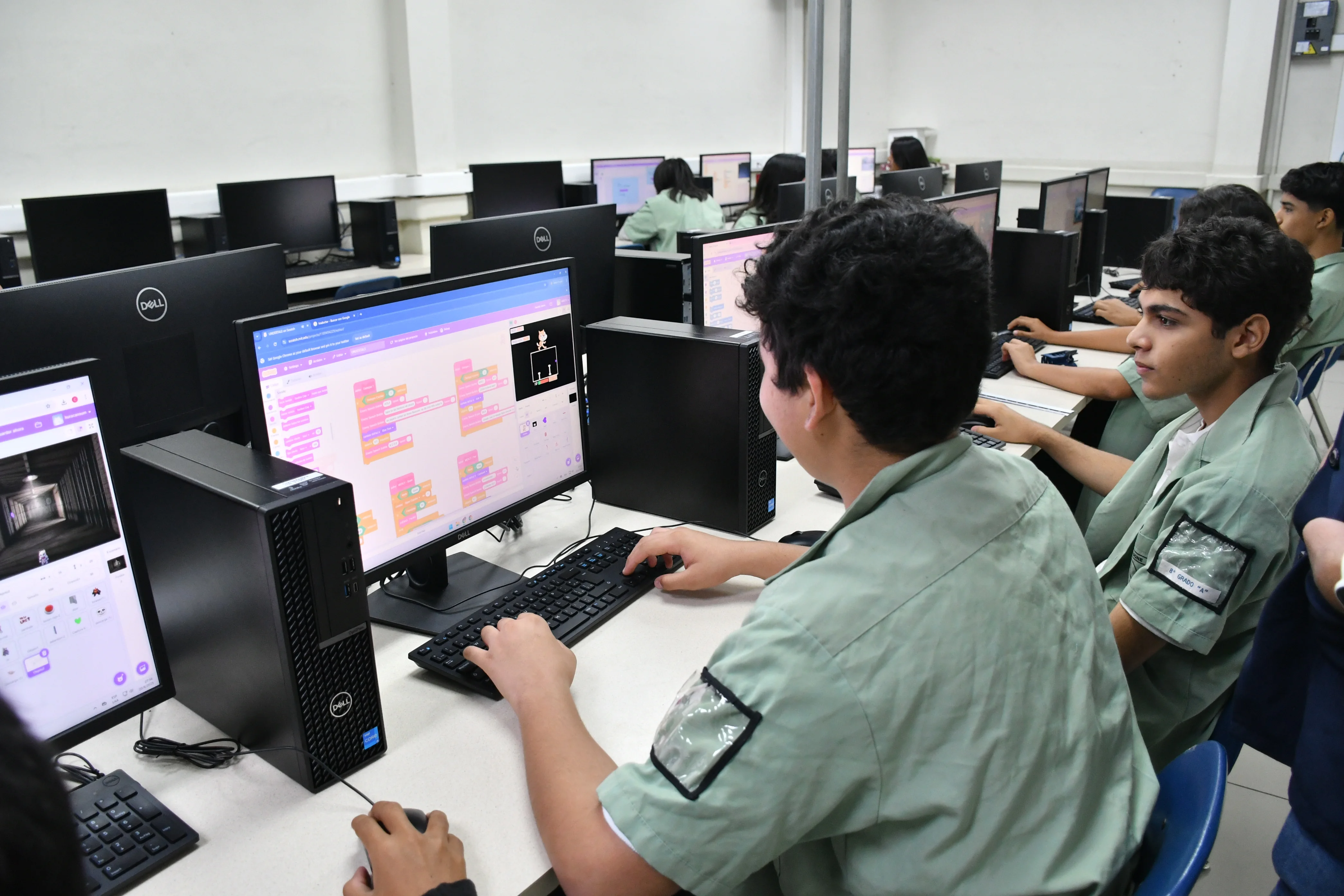 Estudiantes de Tercer Ciclo en clase de robótica con Raspberry Pi