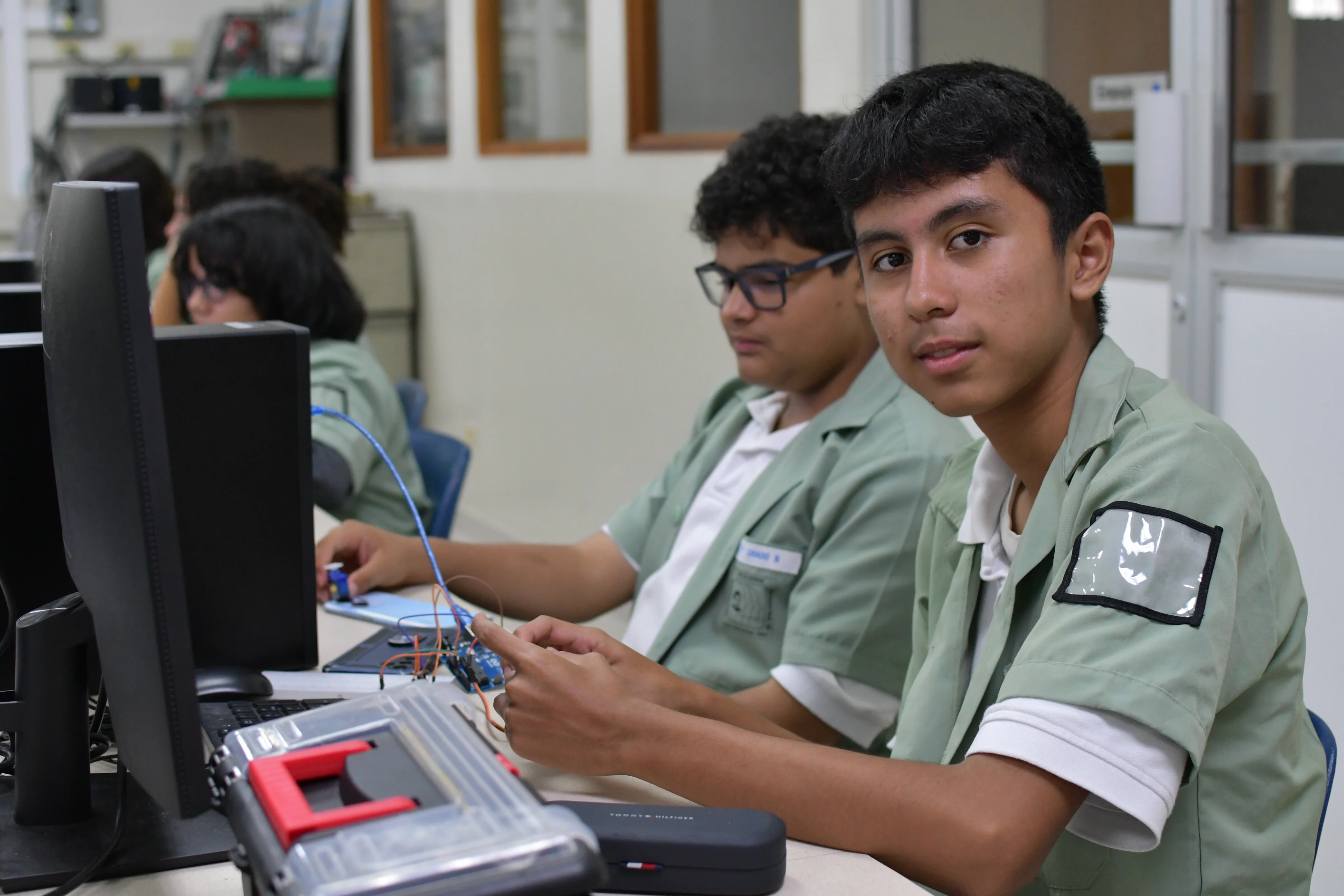 Estudiantes de Tercer Ciclo trabajando en equipo