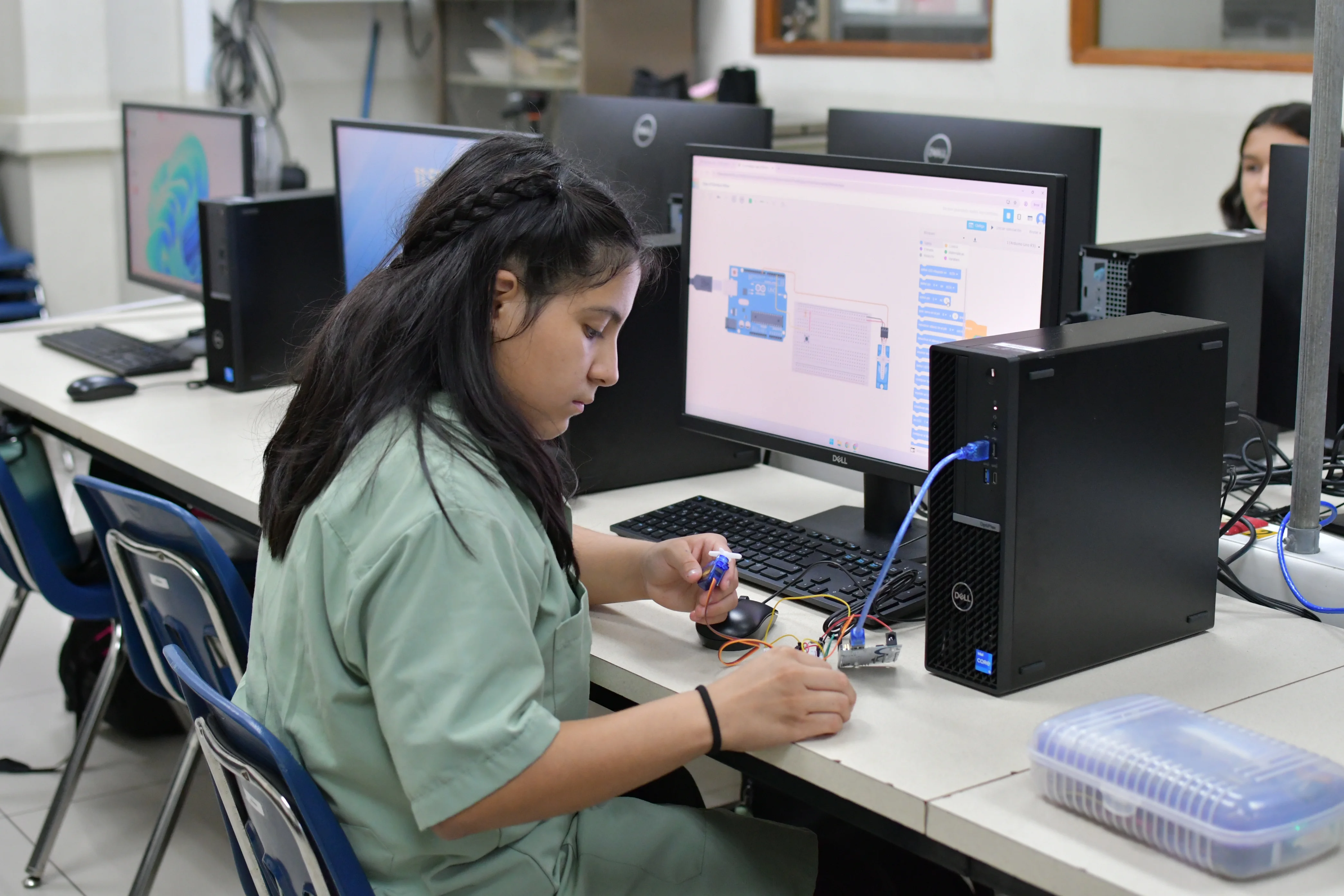 Estudiantes de Tercer Ciclo en clase de robótica