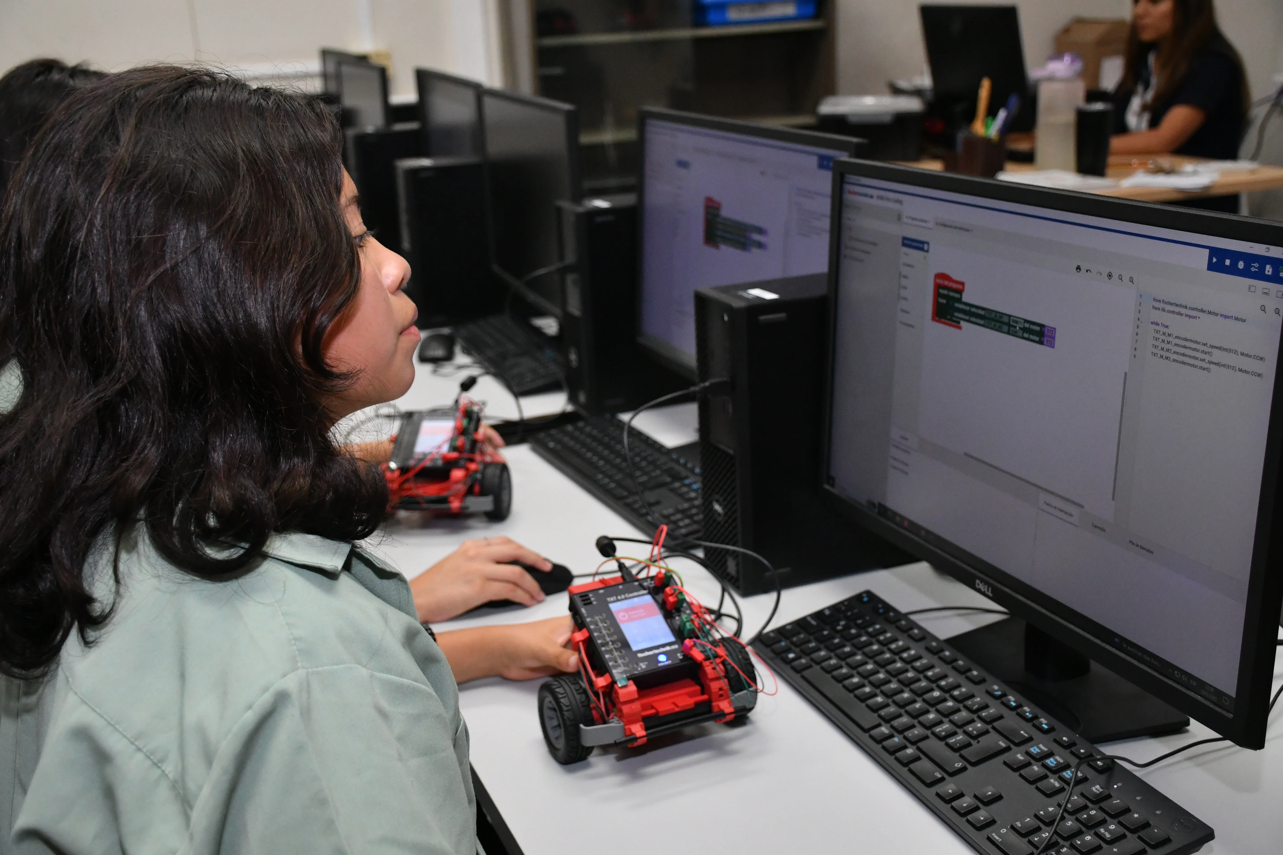 Estudiantes de Tercer Ciclo en clase de robótica con drones