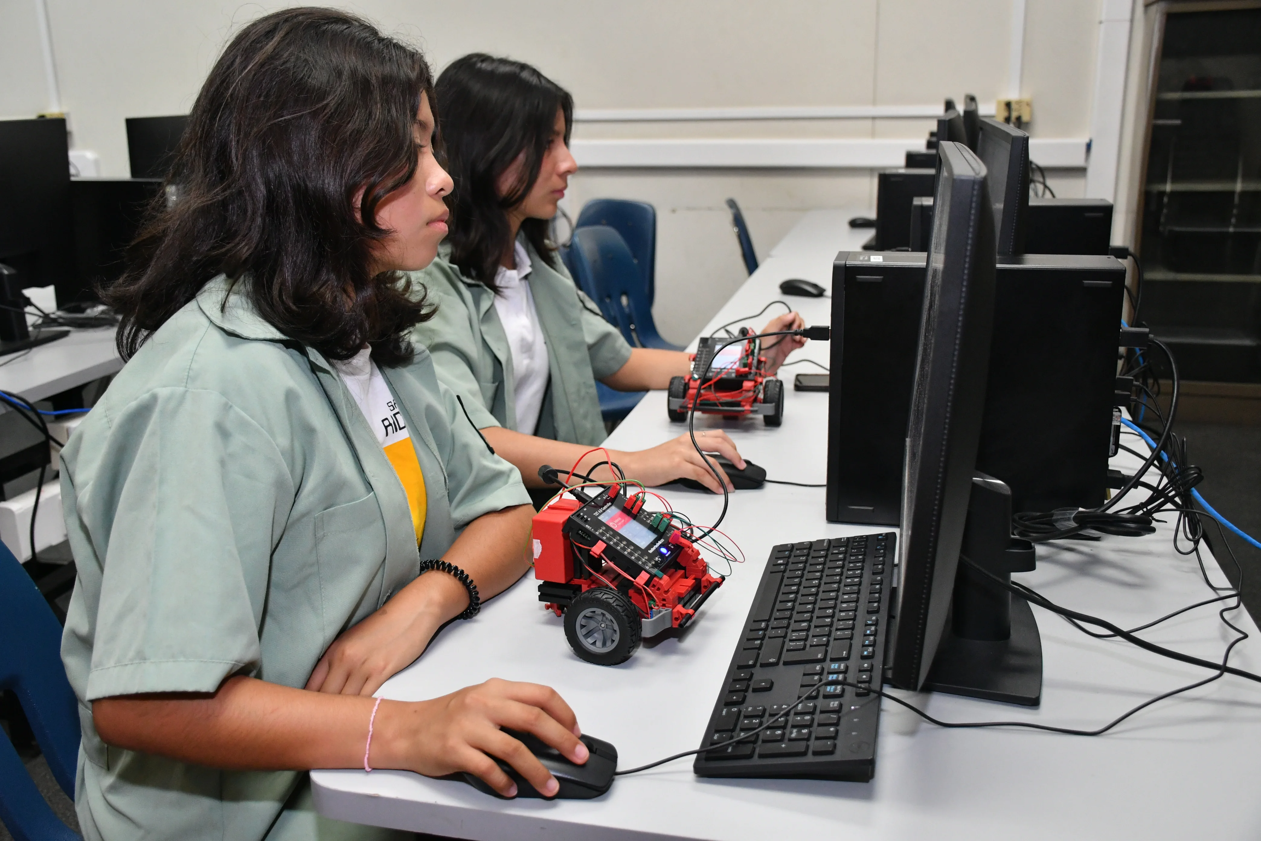 Estudiantes de Tercer Ciclo en clase de realidad virtual