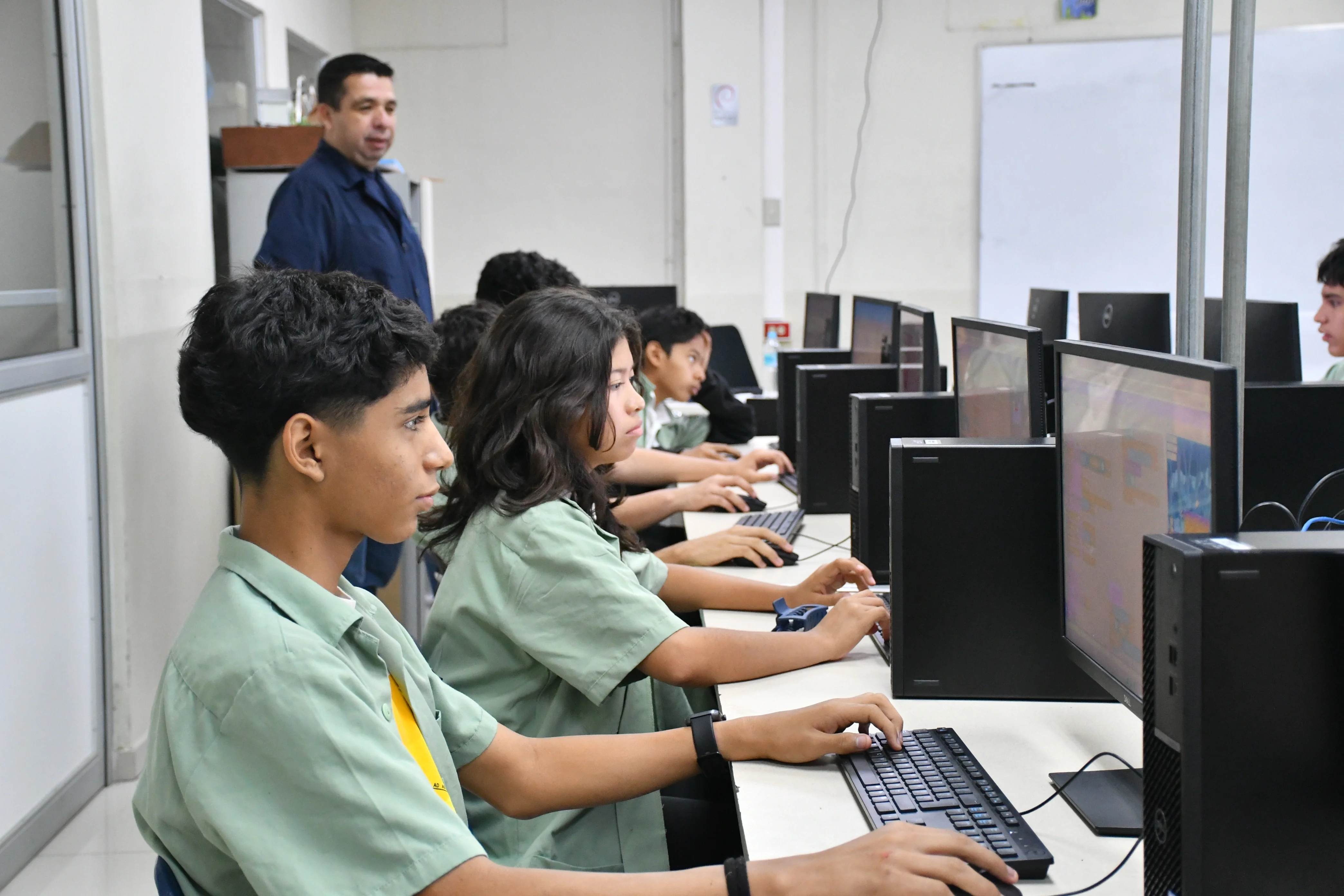 Estudiantes de Tercer Ciclo en clase de robótica educativa
